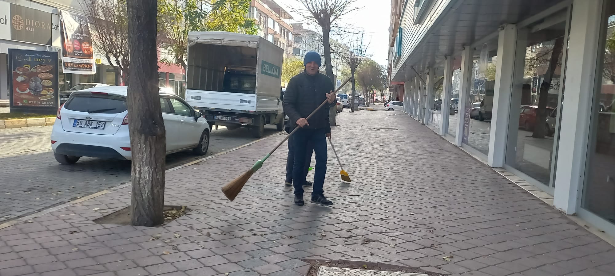 IĞDIR’DA ESNAFTAN  YAPRAK  VE ÇEVRE TEMİZLİĞİ…