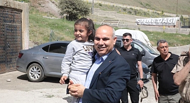 Ağrı Valisi Koç köyleri ziyaret ediyor, talepleri dinliyor, sorunları çözüyor