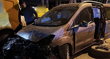 Ağrı'da kaldırıma çarpan araç hurdaya döndü
