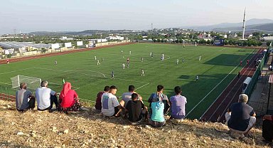 Erkekler sahada, futbolsever kadınlar tribünde