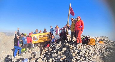 Mersinli dağcılar Medetsiz Tepesine tırmandı