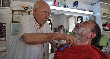 82 yaşında hala ilk günkü hevesle berberlik mesleğini sürdürüyor