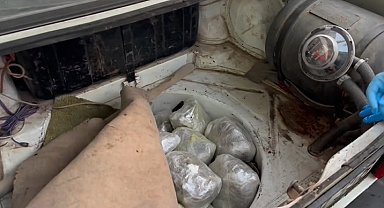 Çekiciyle taşınan otomobilin bagajında 8 kilo 865 gram uyuşturucu ele geçirildi