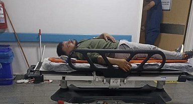 Direksiyon hakimiyetini kaybeden otomobil kayalığa çarptı: 3 yaralı