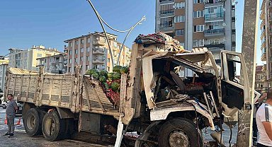 Karpuz yüklü kamyonun sürücüsü hayatını kaybetti