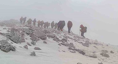 Nöroloji uzmanları, dondurucu soğuğa rağmen zirve tırmanışını tamamladı