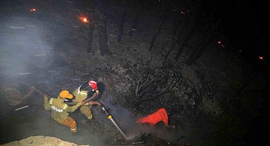 Alevlere müdahale eden orman işçisi metrelerce aşağı yuvarlandı, kalkıp görevine devam etti