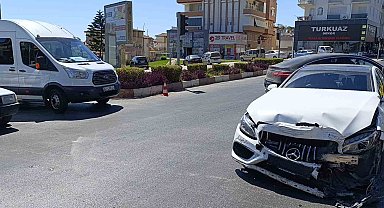 Antalya'da 3 araçlı zincirleme kaza: 2 yaralı