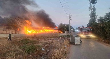 Antalya'da koli karton fabrikasında korkutan yangın