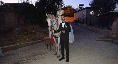 Babası vasiyet etti düğün salonuna at sırtında geldi