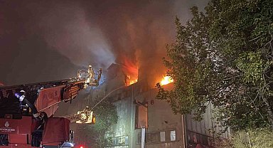 Bağcılar'da 5 katlı fabrika alevlere teslim oldu