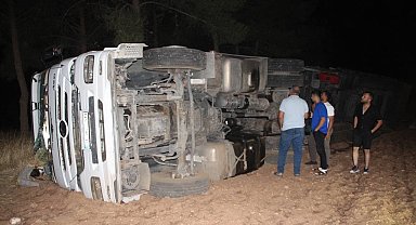 Bakır kablo yüklü tır devrildi: 1 yaralı