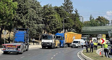 Bakırköy'de alt geçide çarpan tır vinç yardımıyla kaldırıldı