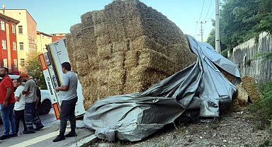 Bartın'da saman yüklü tır devrildi