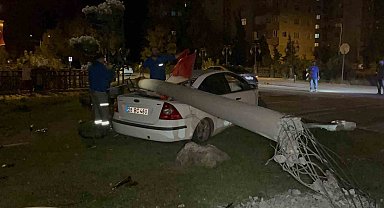 Beton aydınlatma direğine çarpan otomobildeki 3 kişi yaralandı