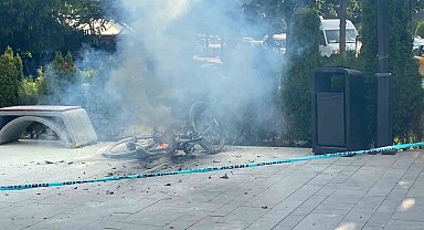 Bisikletin üzerindeki akü patladı: Çocuğun imdadına polis yetişti