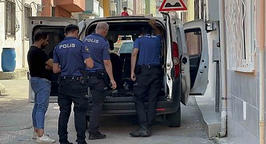 Bursa'da kazalı şekilde park halinde bekleyen araçtan çıkanlar polisi bile şaşırttı