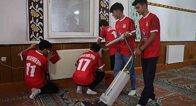 Cami temizleyen Özdil, Sivaslı genç futbolculara örnek oldu