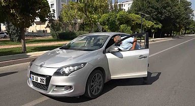 Cezanın şokuyla el frenini çekmeyi unuttuğu araç hareket etti
