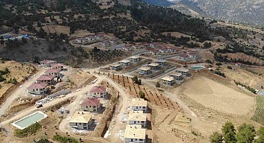 Depremde dev kayaların yuvarlandığı köye deprem konutları