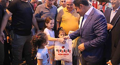 Depremin vurduğu Hatay'da prefabrik çarşı esnafı 400 depremzede çocuğa hediye dağıttı