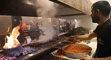 Diyarbakır'da sıcak havaya rağmen ocakbaşında ciğer yemek tercih ediliyor