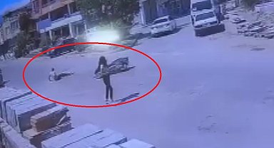 Dönüş yapmak isterken kazaya sebebiyet verdi, arkasına bile bakmadan gitti: O anlar kamerada