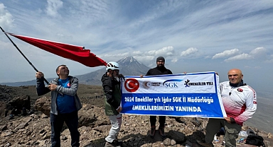 Emekliler yılı nedeniyle SGK bayrağı Ağrı Dağı'da dalgalandı.