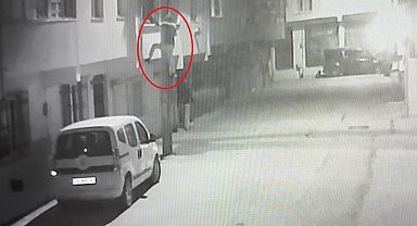 Ev sahibi kadın çetin ceviz çıktı.. Evine girdiği hırsızı kovaladı