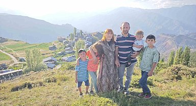 Fransız gelin 12 yıldır yaz tatilini Artvin'de eşinin köyünde geçiriyor