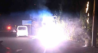 Gecenin karanlığını patlayan elektrik hattı aydınlattı