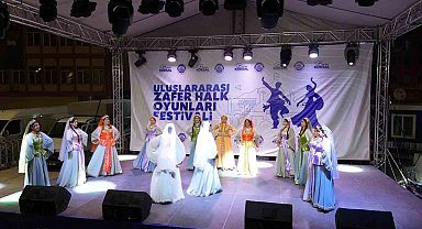 Halk oyunları gösterisi ayakta alkışlandı