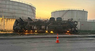 Hatay'da beton pompası taşıyan tır devrildi