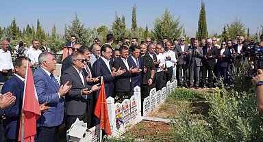 İBB Başkanı İmamoğlu deprem şehitliğini ziyaret etti