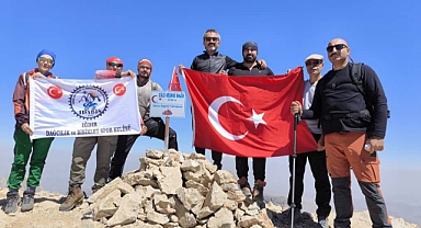 Iğdır'lı Dağcılar Cilo Reşko Dağına zirve tırmanışı gerçekleştirdi