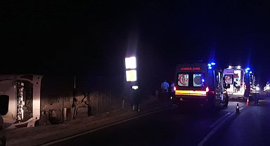 Isparta-Antalya karayolunda yolcu otobüsü devrildi: 8 yaralı