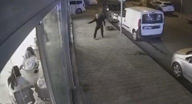Kafede oturanlara kurşun yağdırdı... O anlar kamerada