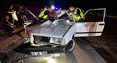 Kamyona çarpan Tofaş otomobilin çatısı uçtu: 3 ağır yaralı