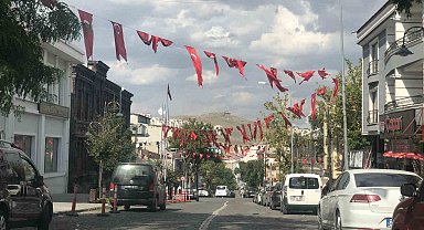 Kars'ta Zafer Bayramı öncesinde caddeler bayraklarla donatıldı