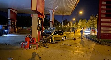 Kontrolden çıkan otomobil benzin istasyonuna böyle daldı