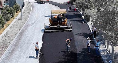 Kuşadası'nda sıcak asfalt seferberliği devam ediyor