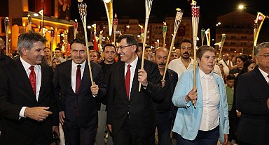 Kütahya'da 2 bin 543 meşaleyle fener alayı düzenlendi