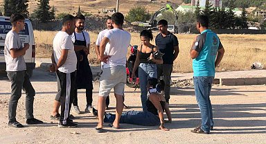 Motosiklet ile hafif ticari araç çarpıştı: 2 yaralı