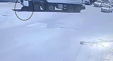 Motosiklet sürücüsünün hafriyat kamyonunun altında ezildiği anlar güvenlik kamerasında
