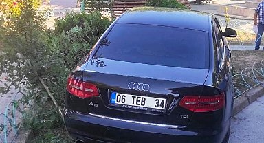 Otomobil bankta oturan 2 kişiye çarptı