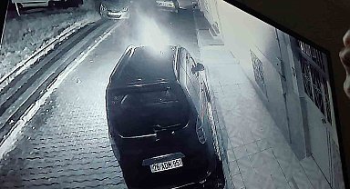 Park halindeki aracı benzin dökerek ateşe verdiler... O anlar kamerada