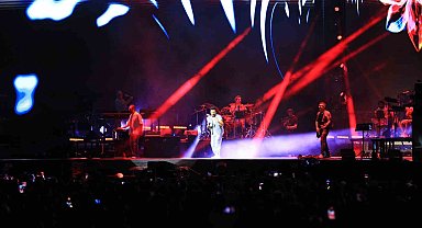 Tarkan ve Ceza, Antalyalı hayranlarıyla buluştu