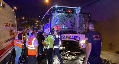 Tır, otomobil ve 2 otobüsün karıştığı kazada ortalık savaş alanına döndü: 15 yaralı