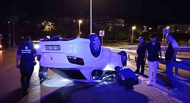Ümraniye'de kontrolden çıkan otomobil takla attı: 2 yaralı