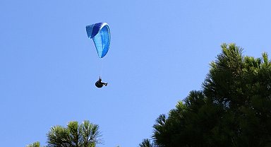 Yamaç paraşütüyle Manisa Kalesine tarihi iniş yaptı